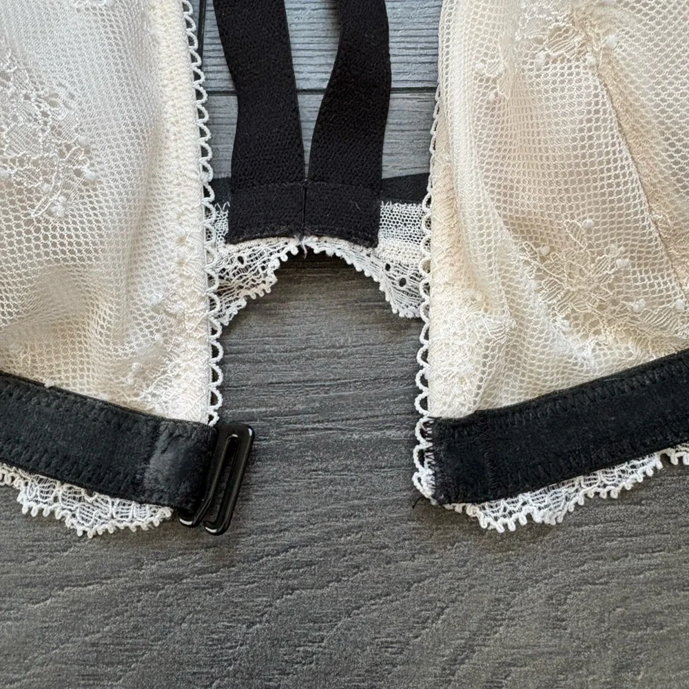 Victoria's Secret White Lace Bralette Wireless Front Close Black Trim Size M